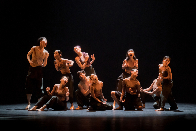 ‘(+82)그대, 안녕하십니까?’는 노동자와 노동 환경에 대한 이야기를 춤으로 풀어낸다. 현대무용단 자유 제공