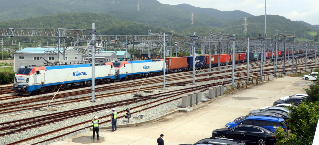 시험운행에 나선 50량 규모의 장대화물열차가 19일 오전 경부선 오봉역을 출발해 부산 강서구 부산신항역에 도착하고 있다. KTX의 약 2배 길이(777m)인 장대화물열차는 기존 화물열차의 33량 66TEU보다 훨씬 많은 50량에 100TEU를 수송할 수 있어 철도 운송력 향상에 기여할 전망이다. 정종회 기자 jjh@