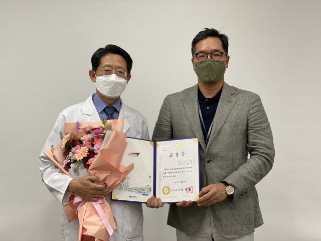 좋은삼선병원 이용성 병원장은 최근 부산광역시장으로부터 코로나19 대응을 통하여 지역 사회 발전에 이바지한 공을 인정받아 표창장을 수상했다.