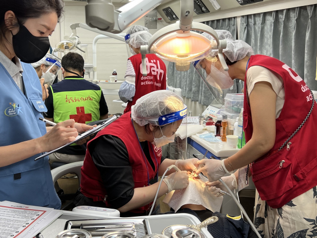 포스코건설은 한국외국인노동자지원센터, 포스코1%나눔재단과 함께 16일 부산 온천시장 정비사업 현장의 외국인근로자 68 명을 대상으로 무료 의료서비스를 제공하고 위문활동도 벌였다.