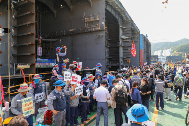 이상민 행정안전부 장관이 19일 오후 경남 거제시 아주동 대우조선해양 옥포조선소를 방문해 파업 현장을 둘러보고 있다. 대우조선해양 하청업체 노동조합은 임금인상을 요구하면서 40여 일째 독을 점거하고 있다. 연합뉴스