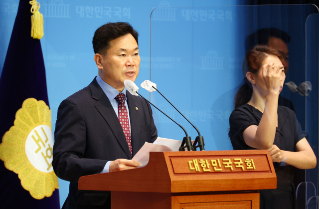 국민의힘 김승수 의원이 18일 국회 소통관에서 지역신문 발전 기금 구독료 지원 예산 원상회복 촉구 기자회견을 하고 있다. 김종호 기자 kimjh@