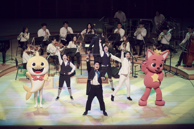 인기 캐릭터 '핑크퐁'과 함께하는 클래식 콘서트가 다음 달 20일 부산문화회관에서 열린다. 부산문화회관 제공