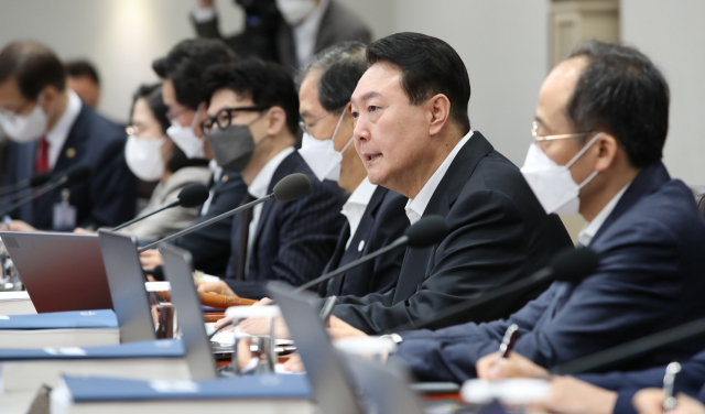 윤석열 대통령이 19일 오전 서울 용산 대통령실 청사에서 열린 국무회의에서 발언을 하고 있다. 대통령실통신사진기자단
