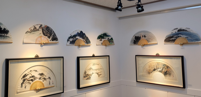 타워아트갤러리에서 열리고 있는 '2022 선면예술전' 전시 전경. 오금아 기자