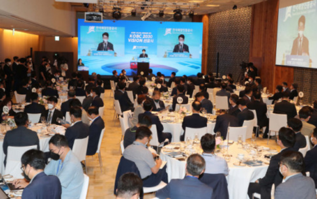 한국해양진흥공사(KOBC)의 ‘KOBC VISION 2030 선포식’이 19일 오후 부산 해운대구 파크하얏트호텔에서 열렸다. 이날 행사에는 송상근 해양수산부 차관의 축사, 비전 선포, 비전2030 내용 발표, 비전 4대 전략 토론과 제언, 만찬 순으로 진행됐다. 강선배 기자 ksun@