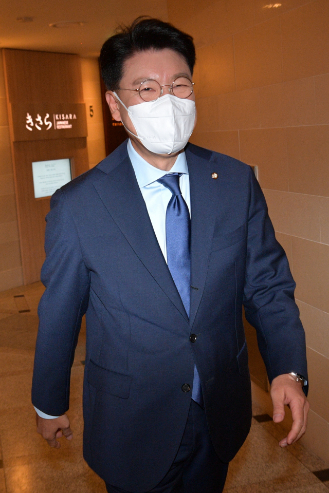 지난 15일 권성동 대표 직무대행과의 오찬을 위해 여의도의 한 식당으로 들어서는 국민의힘 장제원 의원. 연합뉴스
