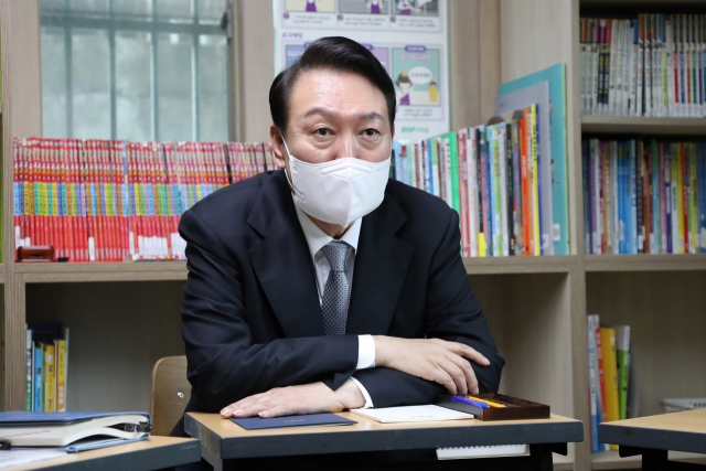 윤석열 대통령이 19일 오후 서울 종로구 참신나는학교 지역아동센터를 방문해 아동 돌봄 프로그램을 참관한 뒤 센터 종사자들과 대화하고 있다. 연합뉴스