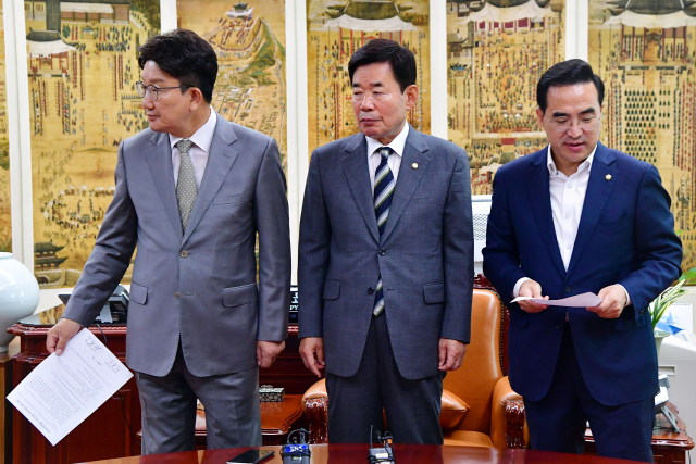 국민의힘 권성동 대표 직무대행 겸 원내대표와 더불어민주당 박홍근 원내대표가 18일 국회에서 김진표 국회의장 주재로 열린 회동에서' 민생경제안정특별위원회' 구성 결의안 처리 합의안을 발표한 뒤 자리로 돌아가고 있다. 연합뉴스