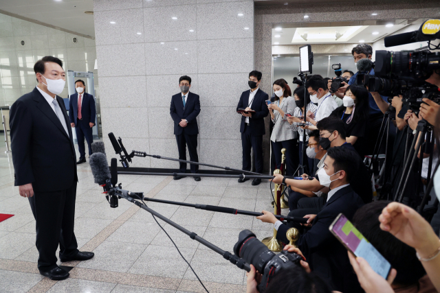 19일 대통령실로 출근하면서 기자들 질문에 답하는 윤석열 대통령. 연합뉴스