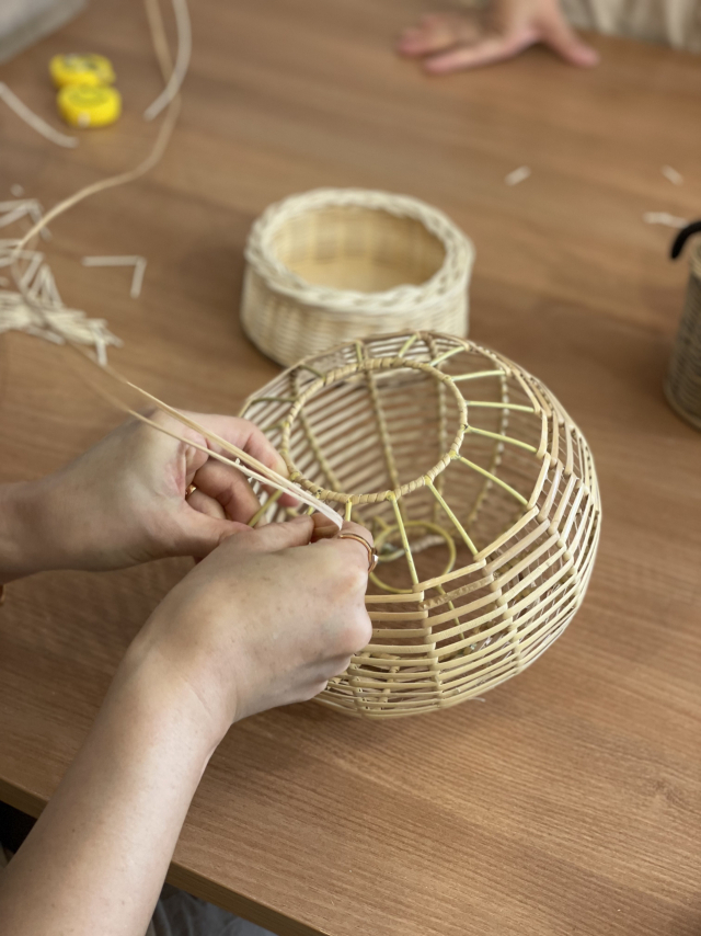 라탄 피등으로 골조를 한 칸씩 감아서 만드는 전등 갓.