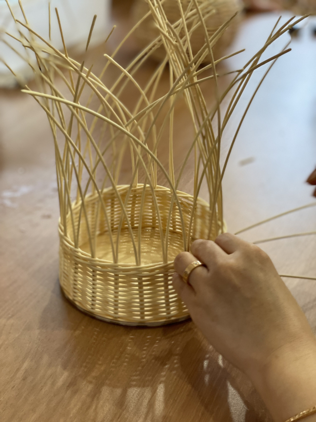 한 땀 한 땀 집중해서 엮다 보면 한두 시간이 훌쩍 지나간다.