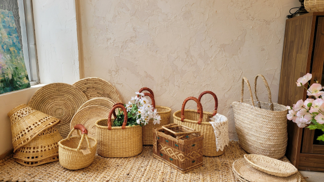 여름이 되면서 동남아 휴양지 느낌을 주는 라탄 제품이 인기를 끌고 있다. 경남 창원시 진해구 여좌동 라탄 공방 ‘포레스트 일월’에 전시돼 있는 라탄 제품들.