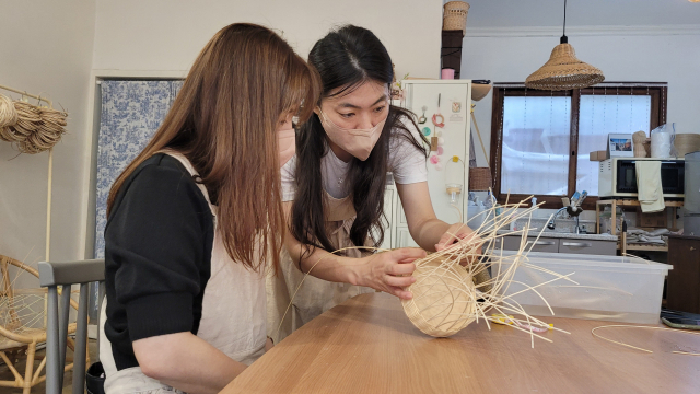 안선영 포레스트 일월 대표가 원데이 클래스 참가자에게 바구니 엮는 법을 설명하고 있다.