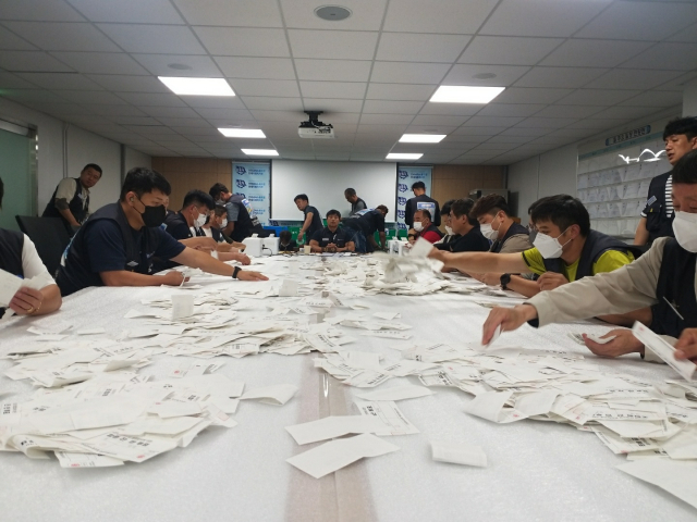 19일 오후 현대자동차 울산공장에서 노조가 올해 임금협상 잠정합의안에 대한 찬반투표 개표 작업을 하고 있다. 현대차노조 제공