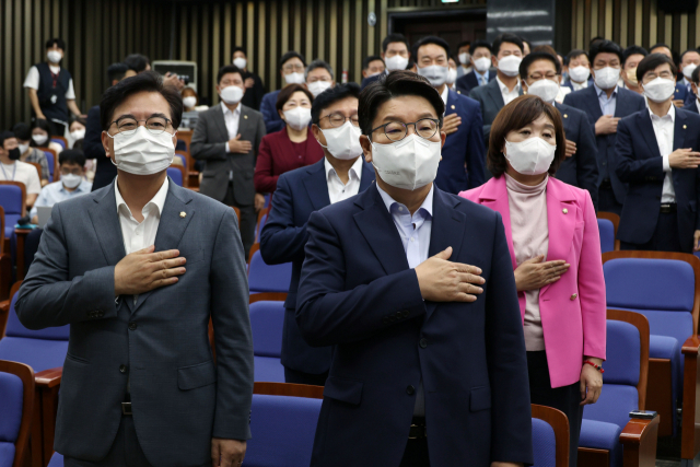 국민의힘 권성동 당 대표 직무대행 겸 원내대표가 20일 서울 여의도 국회에서 열린 의원총회에서 국기에 대한 경례를 하고 있다. 연합뉴스