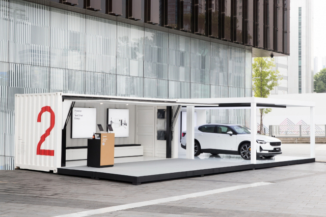 대구 신세계백화점에서 진행한 폴스타 ‘투 온 투어’ 이벤트 부스와 전기차 ‘폴스타 2’ 모습.폴스타코리아 제공