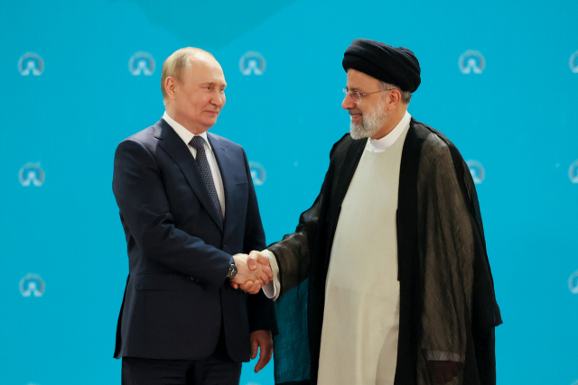 19일 정상회담에 앞서 악수하는 푸틴 러시아 대통령과 라이시 이란 대통령. 타스연합뉴스