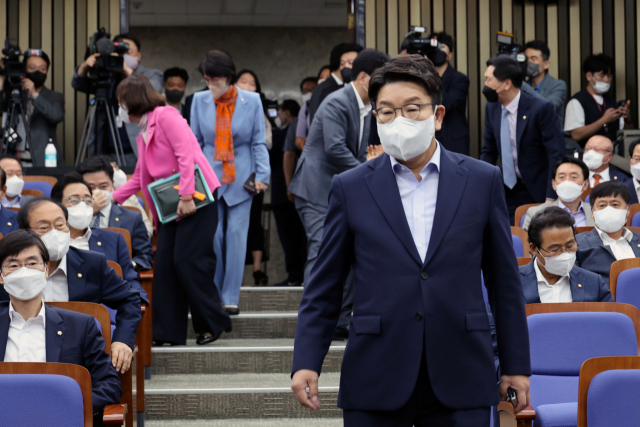 국민의힘 권성동 당대표 직무대행 겸 원내대표가 20일 국회에서 열린 의원총회에 참석하고 있다. 김종호 기자 kimjh@
