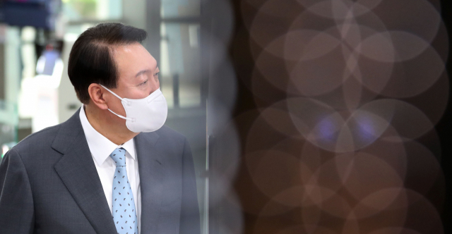 윤석열 대통령이 20일 오전 서울 용산 대통령실 청사로 출근, 기자들의 질문에 답하고 있다. 연합뉴스