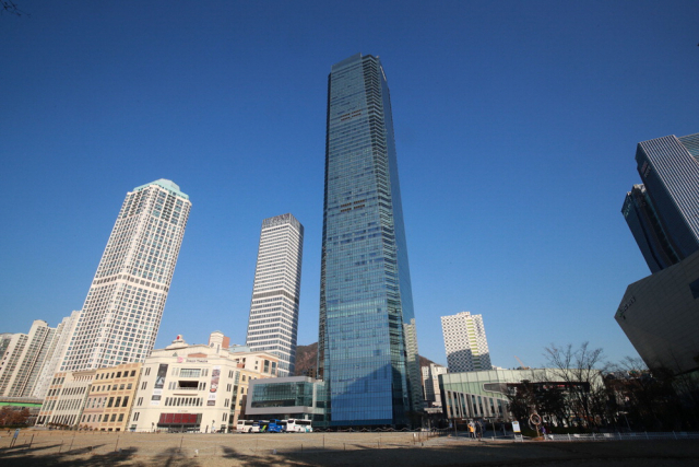 캠코의 2022년 신입직원 금융일반(법) 직렬 채용에서 공고와 달리 한 명의 합격자도 나오지 않았다. 캠코 본사가 있는 남구 문현동 부산국제금융센터(BIFC) 전경. 부산일보DB