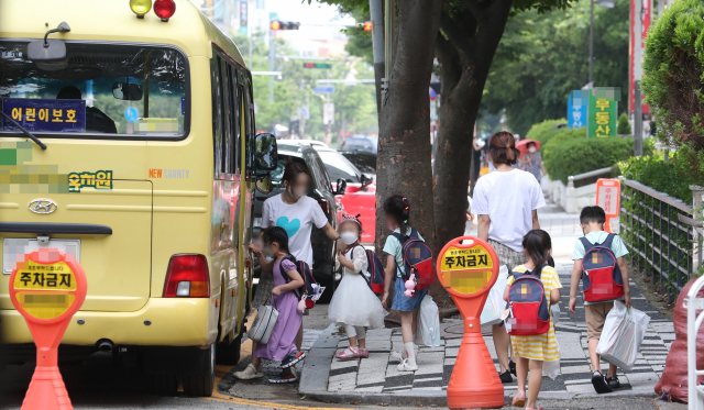 최근 부산지역에서 통학버스에 치인 어린이가 안타깝게 목숨을 잃는 등 유사 사고가 잇따르자 보완책 마련이 절실하다는 목소리가 높아진다. 20일 오후 부산 해운대구 한 유치원 앞에서 수업을 마친 어린이들이 통학버스를 타고 있다. 강선배 기자 ksun@