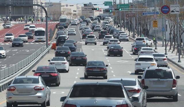 부산의 자동차 등록대수가 3개월 만에 1만대 넘게 늘어난 것으로 나타났다. 사진은 부산 기장군 오시리아관광단지 내 롯데월드 어드벤처 부산 인근 도로가 차량으로 붐비고 있는 모습. 이재찬 기자 chan@