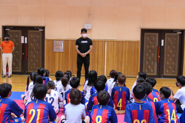 카바디 국가대표 이장군이 지난 14일 부산 강서구 신호초등학교에서 학생들을 대상으로 카바디의 유래와 경기규칙 등에 대해 강연하고 있다. 대한카바디협회 제공