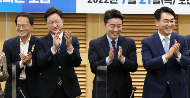 21일 국회 의원회관에서 열린 더불어민주당 재선의원 모임 주최 당 대표 후보자 토론회에서 후보자들이 기념촬영을 마치고 박수치고 있다. 왼쪽부터 박주민, 강병원, 강훈식, 박용진 의원. 김종호 기자 kimjh@