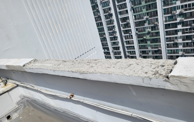부산 사하구 다대동 한 아파트 관리사무소에 따르면 정기안전점검을 실시해 아파트 옥상 난간에 있던 콘크리트 조각들이 아파트 화단으로 떨어진 것을 확인했다. 아파트 관리사무소 제공