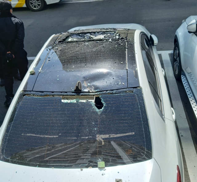 올 2월 21일 부산 사하구 다대동 한 아파트 19층 베란다 하부에서 콘크리트 조각이 떨어져 지상에 주차된 차량의 지붕과 뒷유리가 파손됐다. 아파트 관리사무소 제공