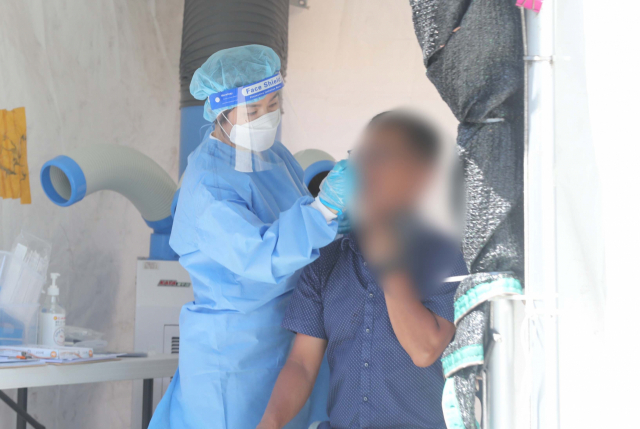 21일 오후 부산 동래구보건소 선별진료소에서 시민들이 코로나19 검사를 받고 있다. 이재찬 기자 chan@