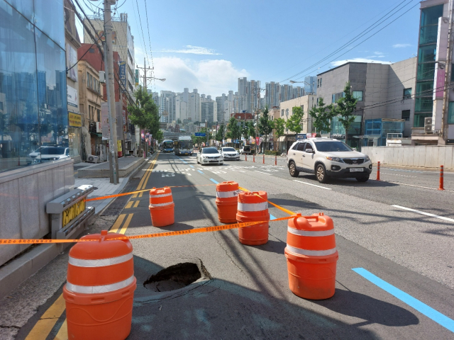 21일 오후 부산 남구 문현동의 한 도로에서 지름 1m 크기의 싱크홀이 발생했다. 김동우 기자 friend@