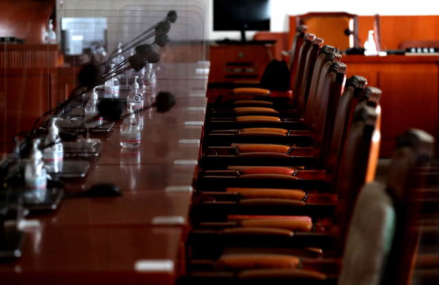 국회 본청 한 상임위 회의장에 불이 꺼져 있다. 연합뉴스