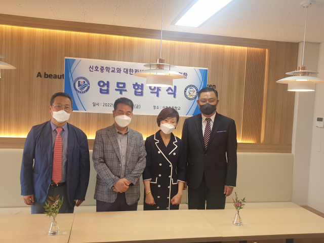 대한카바디협회 황준(오른쪽) 회장이 지난달 신호초등학교 최동식 교장(왼쪽·현 한국초등카바디연맹 회장), 송정초등학교 김성광(왼쪽 두 번째) 교장, 신호중학교 우미현(왼쪽 세 번째 교장과 업무협약을 체결하고 있다. 대한카바디협회 제공