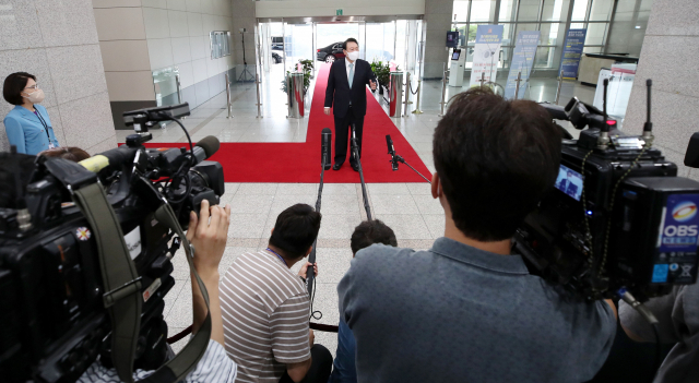 윤석열 대통령이 21일 오전 서울 용산 대통령실 청사로 출근하면서 기자들의 질문에 답하고 있다． 연합뉴스