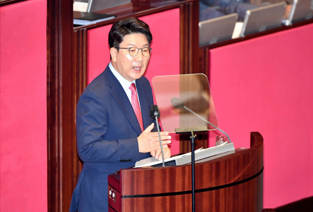 국민의힘 권성동 당대표 직무대행 겸 원내대표가 21일 국회에서 열린 본회의에서 교섭단체 대표연설을 하고 있다． 김종호 기자 kimjh@