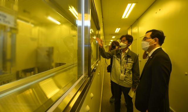 이창양 산업통상자원부 장관이 지난 21일 오후 경기도 화성시 동진쎄미켐에서 열린 '반도체 산학협력 4대 인프라 구축 협약식'을 마친 후 시설을 살펴보고 있다. 연합뉴스