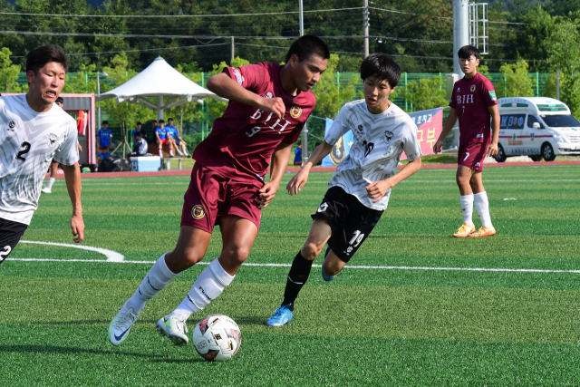 제59회 청룡기 전국고교축구대회 본선 토너먼트 진출 20개 팀이 확정됐다. 20일 경남 고성군 회화면체육공원에서 열린 조별리그 최종전 부산정보고와 서울 강북FC의 경기. 부산정보고가 13-0으로 강북FC를 대파하고 7조 1위를 차지했다.