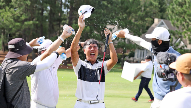 장애인 US오픈 초대 챔피언에 오른 이승민이 동료 선수들로부터 축하 물세례를 받고 있다. 연합뉴스