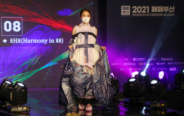 지난해 10월 부산 해운대구 벡스코에서 열린 ‘부산국제신발·섬유패션전시회’ 모습. 부산일보DB