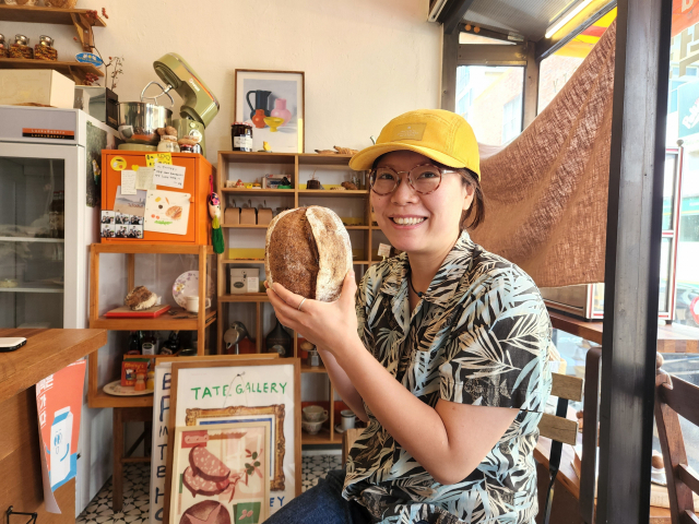 ‘럭키베이커리’ 김아람 대표의 자랑인 장기 숙성 사워도로 만든 빵. 코로나 팬데믹에도 꾸준히 사랑받은 이 빵 덕분에 김 대표는 올해 부산시가 뽑은 ‘스타 소상공인’이 됐다.