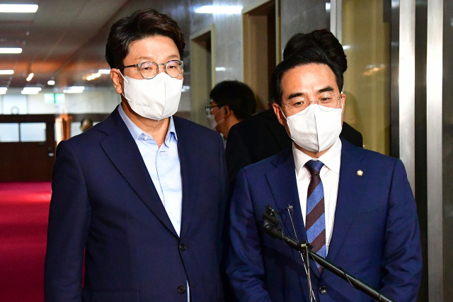 국민의힘 권성동 대표 직무대행 겸 원내대표와 더불어민주당 박홍근 원내대표가 21일 오후 서울 여의도 국회에서 국회의장 주재 여야 원내대표 회동에 참석한 뒤 의장실을 나서며 취재진의 질문을 받고 있다. 연합뉴스