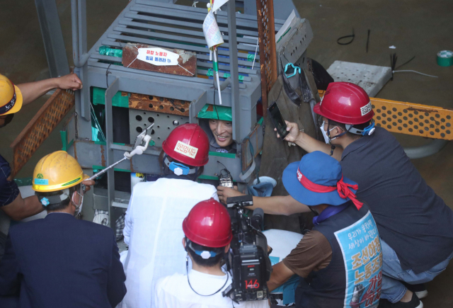 박진 국가인권위원회 사무총장이 21일 경남 거제시 대우조선해양 옥포조선소 독 화물창 바닥 철 구조물 안에서 농성 중인 유최안 금속노조 거제통영고성 조선하청지회 부지회장과 면담하고 있다. 연합뉴스