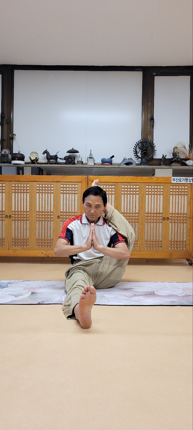 파리 자세는 ‘파시니 무드라(pasini mudra)’라 한다. 한 발을 잡고 목뒤에 올려놓는다. 목과 머리를 뒤로 치켜올리고 등은 곧게 편 채, 가슴 앞에서 합장한다. 골반의 개폐력과 확장성을 높이고 무릎 경화 방지에 효과적이다. 시연 최진태.