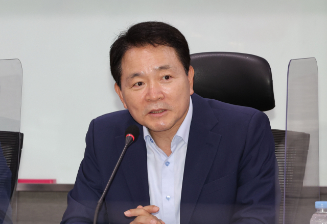 국민의힘 성일종 정책위의장이 지난 15일 서울 여의도 국회 의원회관에서 열린 '윤석열정부 성공적인 규제개혁 방안 정책세미나'에서 축사를 하고 있다. 연합뉴스