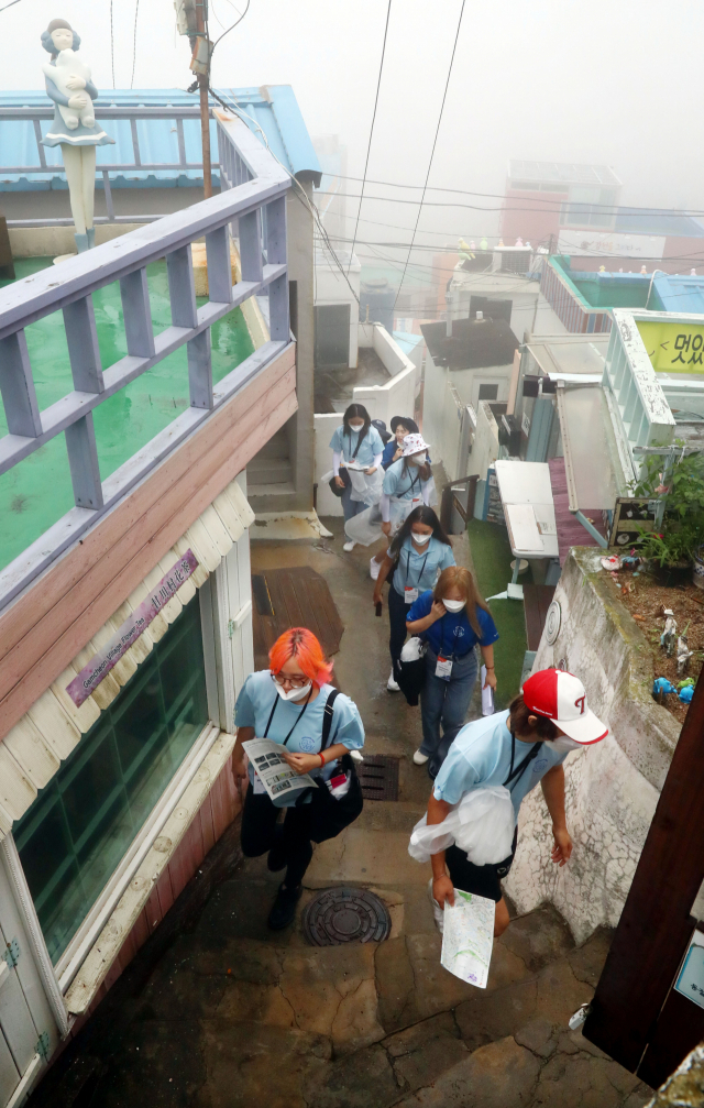 ‘2022 재외동포 대학생 모국연수 사업’ 참가자들이 24일 부산 감천문화마을을 방문해 마을 곳곳을 걸어보고 있다. 정종회 기자 jjh@