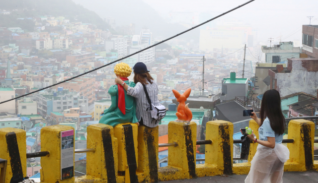 ‘2022 재외동포 대학생 모국연수 사업’ 참가자들이 24일 부산 사하구 감천문화마을 곳곳을 걸어보며 기념사진을 찍고 있다. 정종회 기자 jjh@