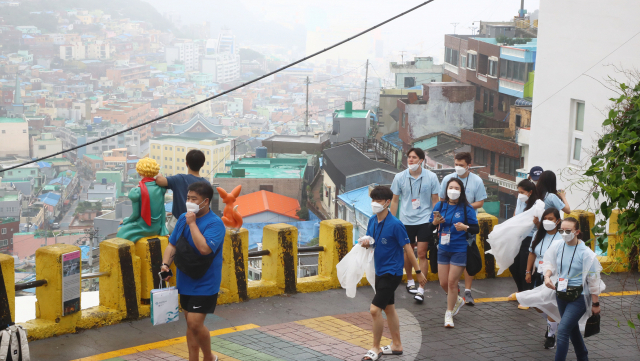 ‘2022 재외동포 대학생 모국연수 사업’ 참가자들이 24일 오전 부산 사하구 감천문화마을 곳곳을 걸어보고 있다. 정종회 기자 jjh@