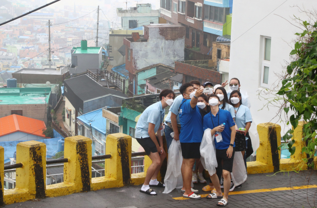 ‘2022 재외동포 대학생 모국연수 사업’ 참가자들이 24일 부산 사하구 감천문화마을 곳곳을 걸어보며 기념사진을 찍고 있다. 정종회 기자 jjh@